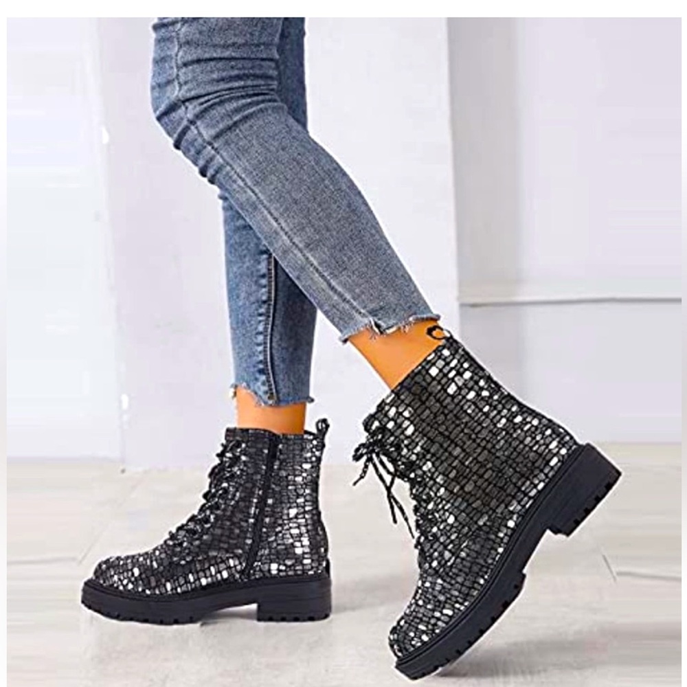 TINSTREE WOMEN COMBAT BOOTS SILVER AND BLACK SIDE ZIPPER SIZE 6